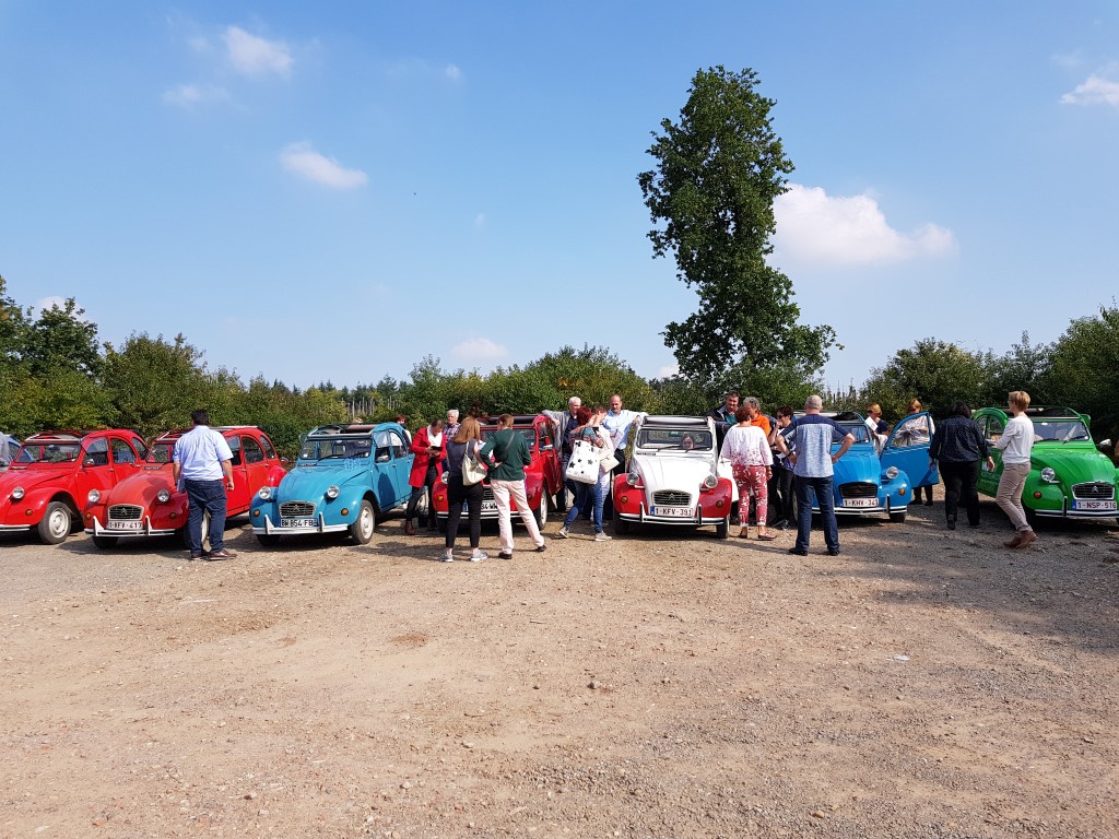 Authentieke Citroën 2PK's in het landschap tijdens een 2PK Tocht
