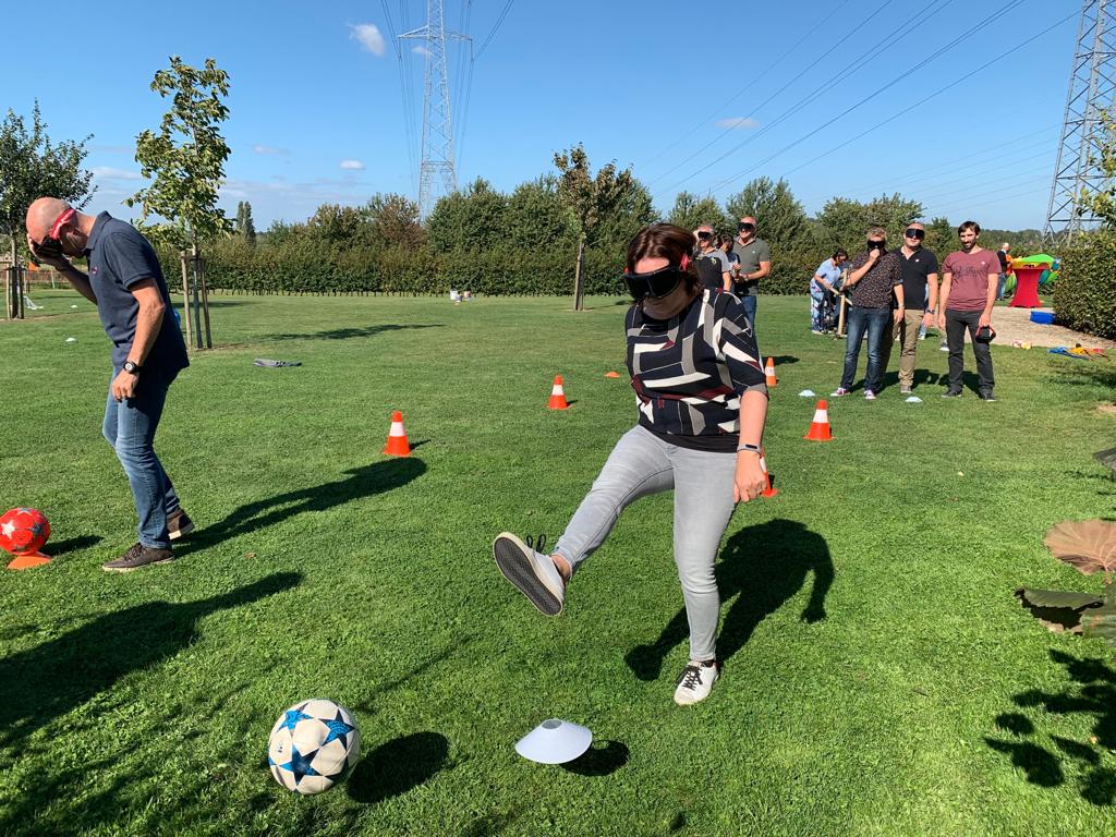 Team in actie tijdens Lowland Games op een grasveld