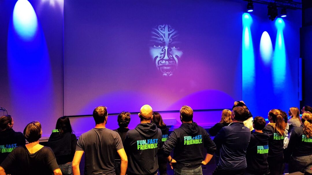 HAKA workshop teambuilding op podium met spotlights