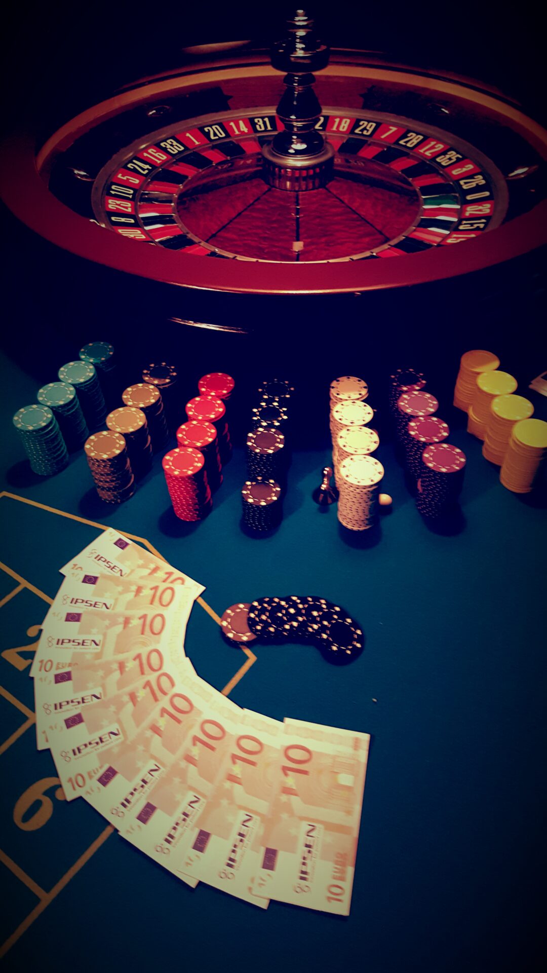 Casino Night fiches op speeltafel