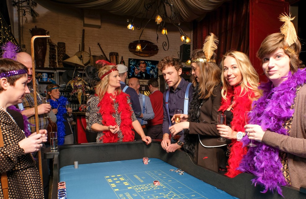 Authentieke casino-opstelling met speeltafels