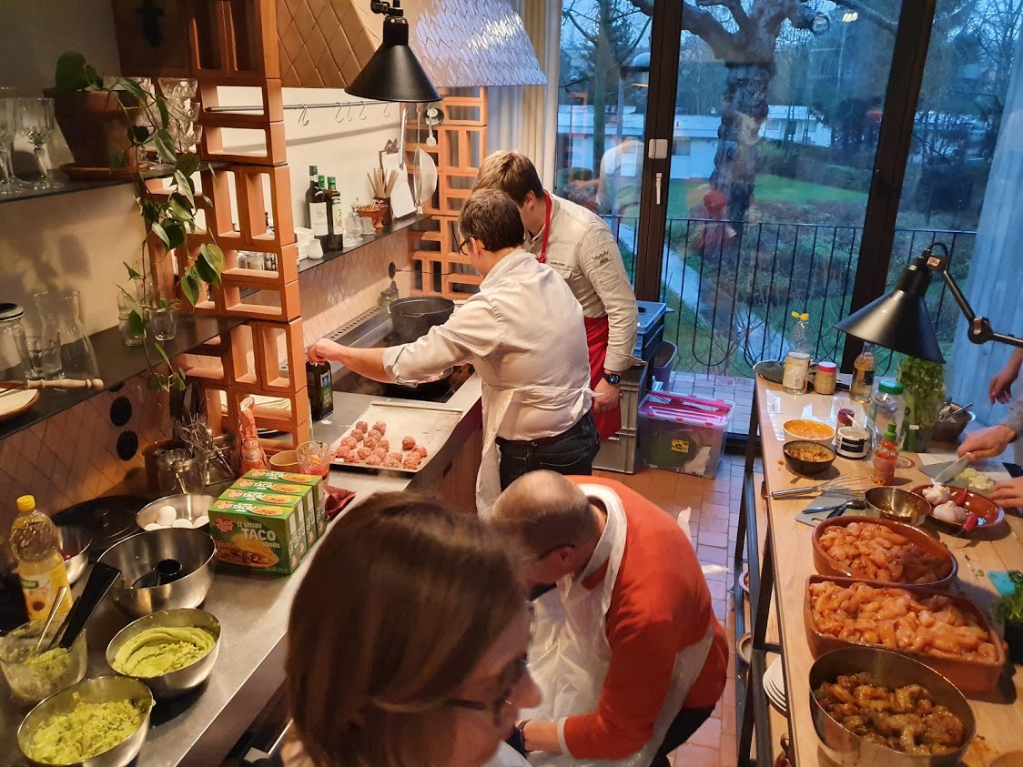 Samen koken in professionele keuken