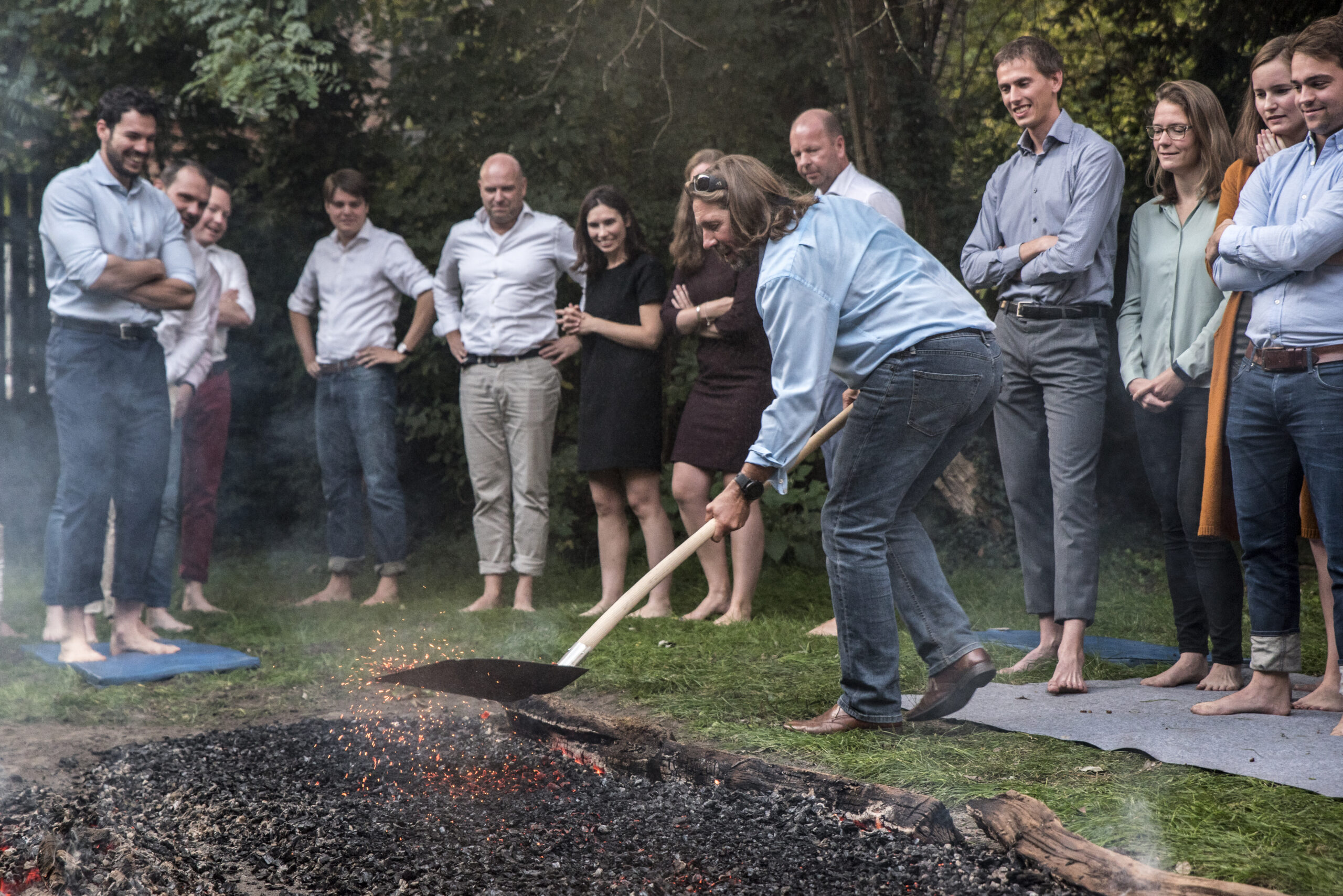 Deelnemers tijdens vuurlopen workshop