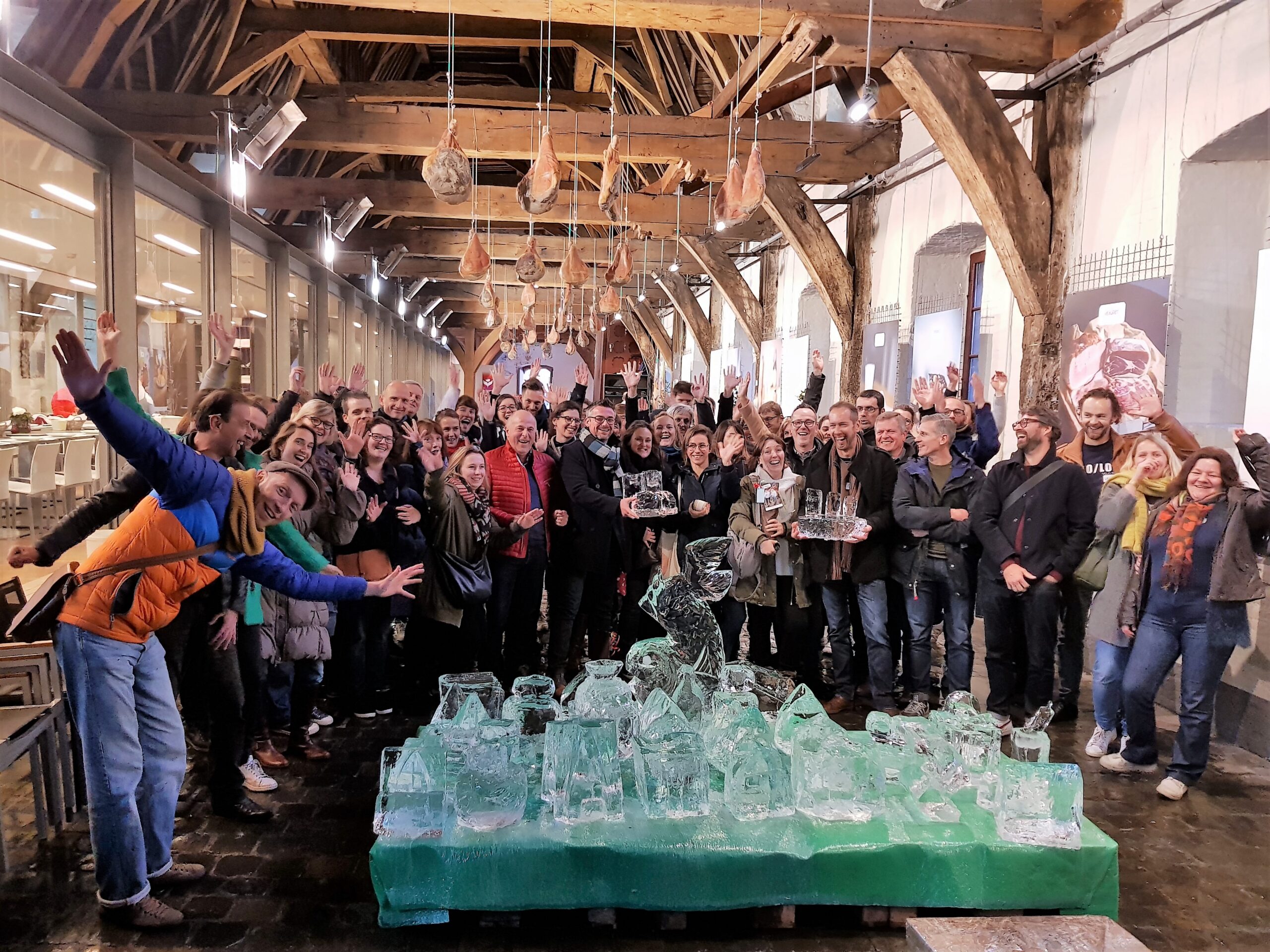Groep met gezamenlijke ijssculptuur