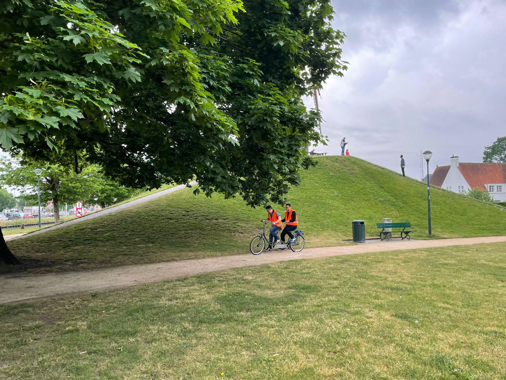 Tandemtocht door Brugge met groene veiligheidsvesten