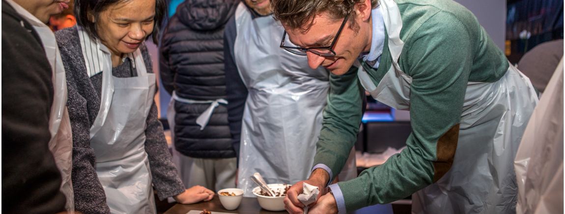 Bedrijfsteam maakt pralines tijdens de chocoladeworkshop 'Chocolate made in Belgium' in Antwerpen