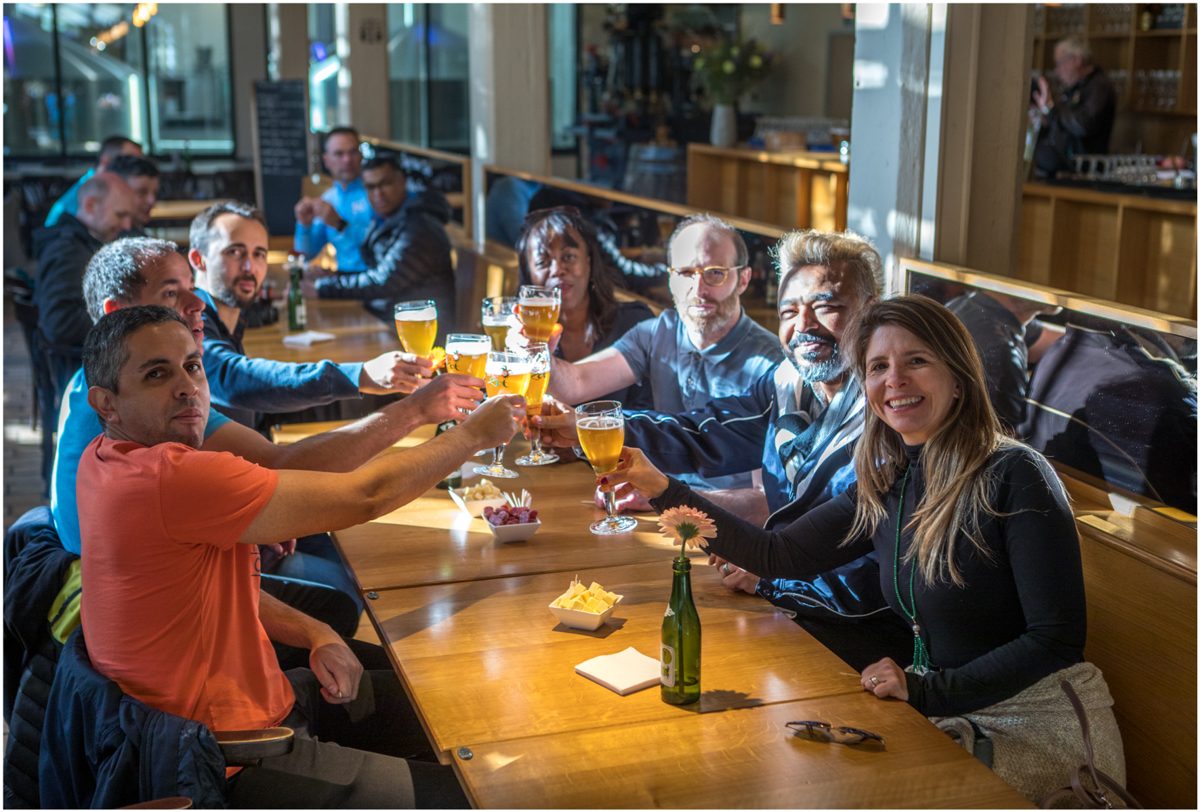 Die Zoetis-Gruppe stößt mit einem Brügger Bier in der Brauerei De Halve Maan an