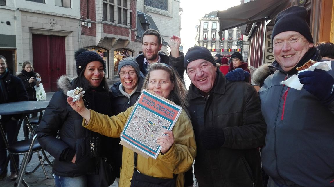 Firmenteam auf einer Comic-Tour durch Brüssel mit einer BeauBelge-Karte