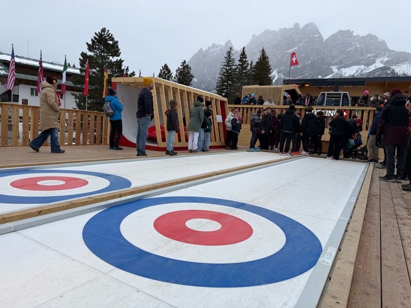Curling op Glice synthetisch ijs